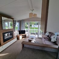 Immaculate 8-bed Cabin in Tattershall Lake