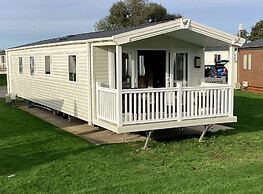 Immaculate 8-bed Cabin in Tattershall Lake