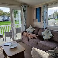 Immaculate 8-bed Cabin in Tattershall Lake