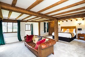 Country Home with Tennis Court & Hot Tub