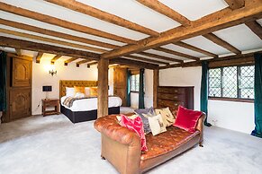 Country Home with Tennis Court & Hot Tub