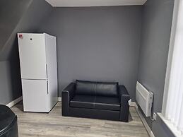 Impeccable 3-bed Apartment in Bradford to Explore