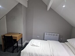 Impeccable 3-bed Apartment in Bradford to Explore