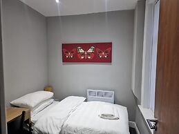 Impeccable 3-bed Apartment in Bradford to Explore