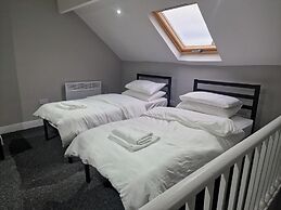 Impeccable 3-bed Apartment in Bradford to Explore