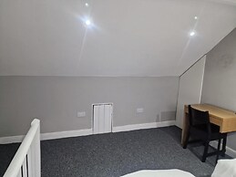 Impeccable 3-bed Apartment in Bradford to Explore