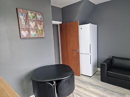 Impeccable 3-bed Apartment in Bradford to Explore