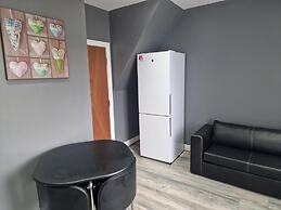 Impeccable 3-bed Apartment in Bradford to Explore