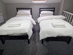 Impeccable 3-bed Apartment in Bradford to Explore