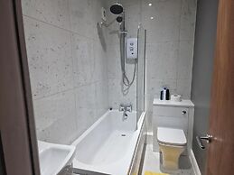 Impeccable 3-bed Apartment in Bradford to Explore