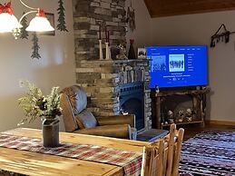 Smoky Mountain Getaway 3 Bedroom Cabin by RedAwning