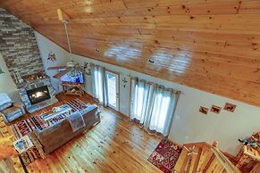 Smoky Mountain Getaway 3 Bedroom Cabin by RedAwning