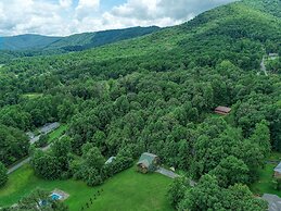 Smoky Mountain Getaway 3 Bedroom Cabin by RedAwning
