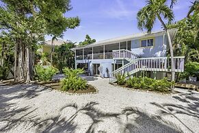 Dancing Dolphin 4 Bedroom Home by RedAwning