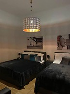 Designer Apartment - 5 min to Center