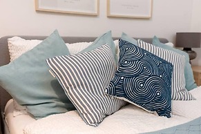 Designer Apartment - 5 min to Center