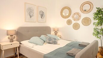 Designer Apartment - 5 min to Center