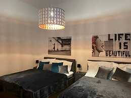 Designer Apartment - 5 min to Center