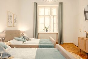 Designer Apartment - 5 min to Center