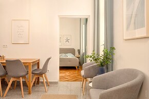 Designer Apartment - 5 min to Center