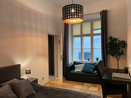 Designer Apartment - 5 min to Center