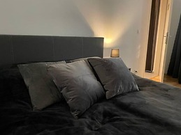 Designer Apartment - 5 min to Center