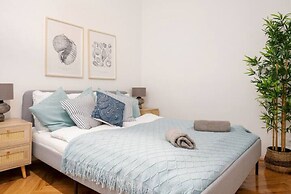 Designer Apartment - 5 min to Center