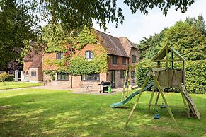 Gildridge Estat Large Group Tennis Court