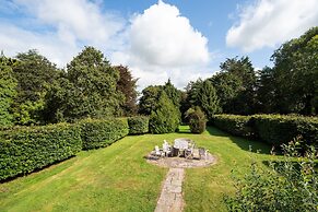 Gildridge Estat Large Group Tennis Court