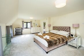 Gildridge Estat Large Group Tennis Court