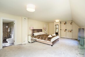 Gildridge Estat Large Group Tennis Court