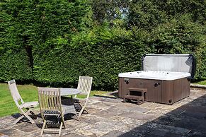 Gildridge Estat Large Group Tennis Court