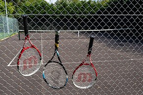 Gildridge Estat Large Group Tennis Court