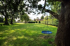 Gildridge Estat Large Group Tennis Court