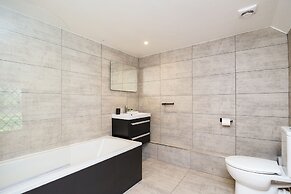 Gildridge Estat Large Group Tennis Court