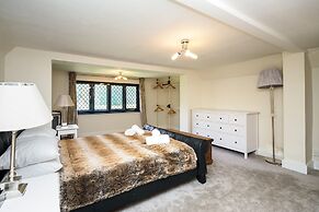 Gildridge Estat Large Group Tennis Court