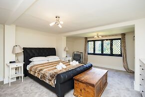 Gildridge Estat Large Group Tennis Court