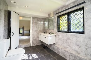 Gildridge Estat Large Group Tennis Court