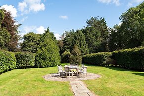 Gildridge Estat Large Group Tennis Court