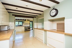 Gildridge Estat Large Group Tennis Court