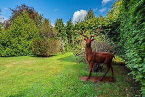 Gildridge Estat Large Group Tennis Court