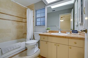 Palm Harbor Vacation Rental: 7 Mi to Beach!