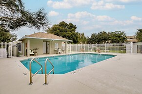 20 Mi to Disney: Condo w/ Pool Access in Clermont!