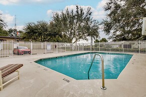 20 Mi to Disney: Condo w/ Pool Access in Clermont!