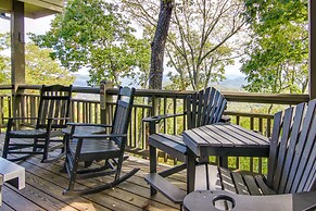 Burnsville Condo: Screened Porch & Mountain Views!