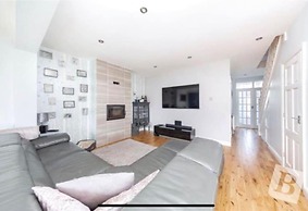Stunning 4-bed House in Gidea Park