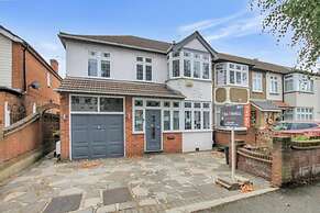 Stunning 4-bed House in Gidea Park