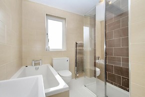 Stunning 4-bed House in Gidea Park