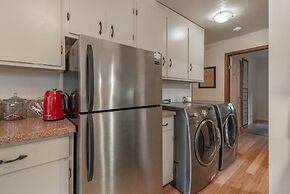 Cozy Pet Friendly Cabin in Lake Tahoe by Sierra Getaways