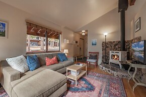 Cozy Pet Friendly Cabin in Lake Tahoe by Sierra Getaways